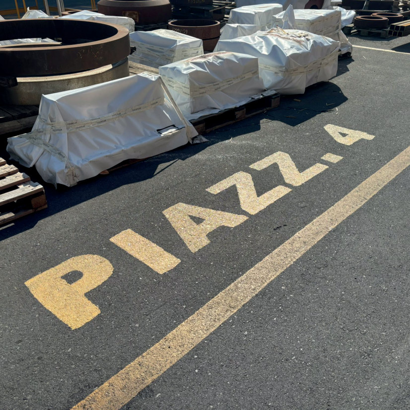 Tracciatura a terra in un piazzale