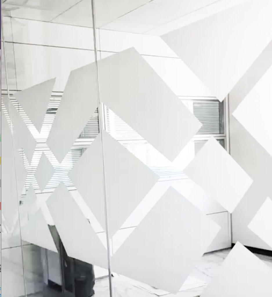 Lavorazione su vetro con pannellature decorative